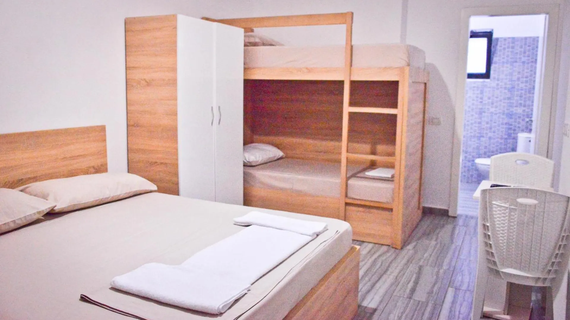 Kristi'S Guesthouse Golem  Holiday home